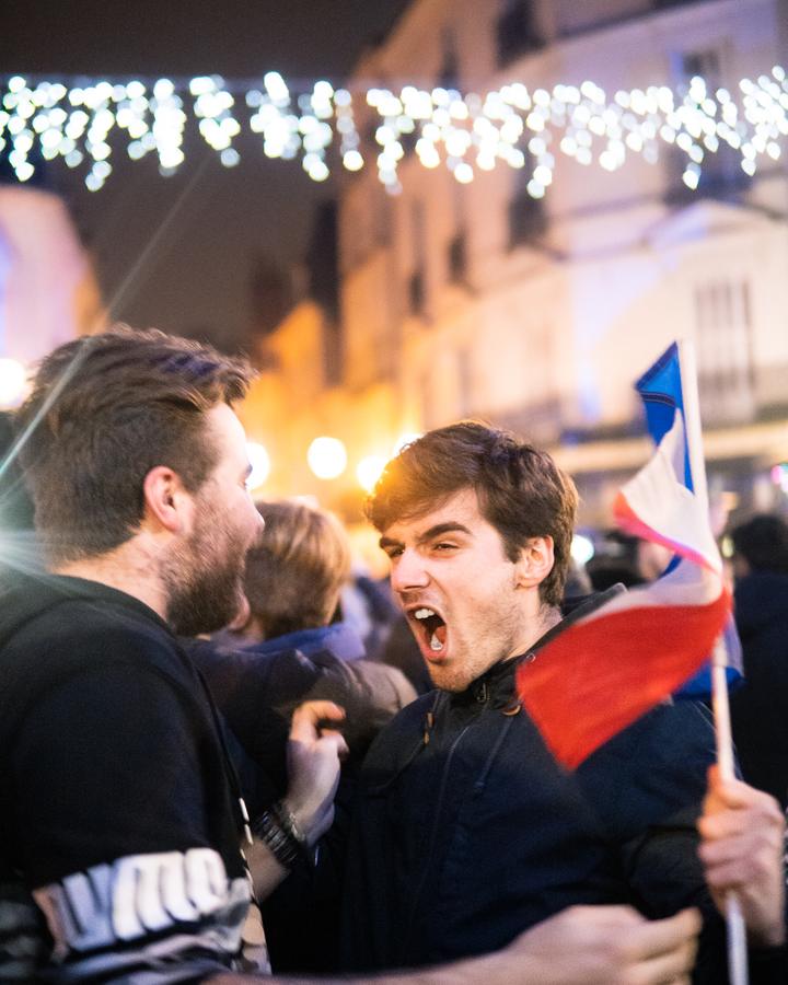 Supporters en liesse avec un drapeau français