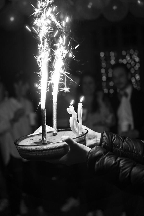 Bougies étincelles sur un gâteau, en noir et blanc