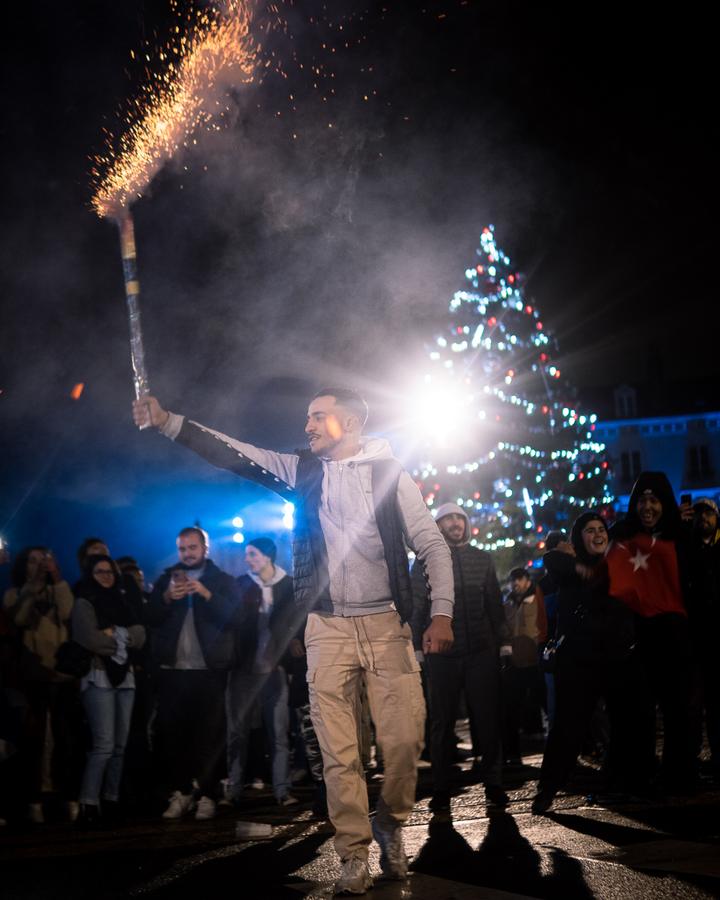 Un homme brandit une torche lumineuse dans la nuit