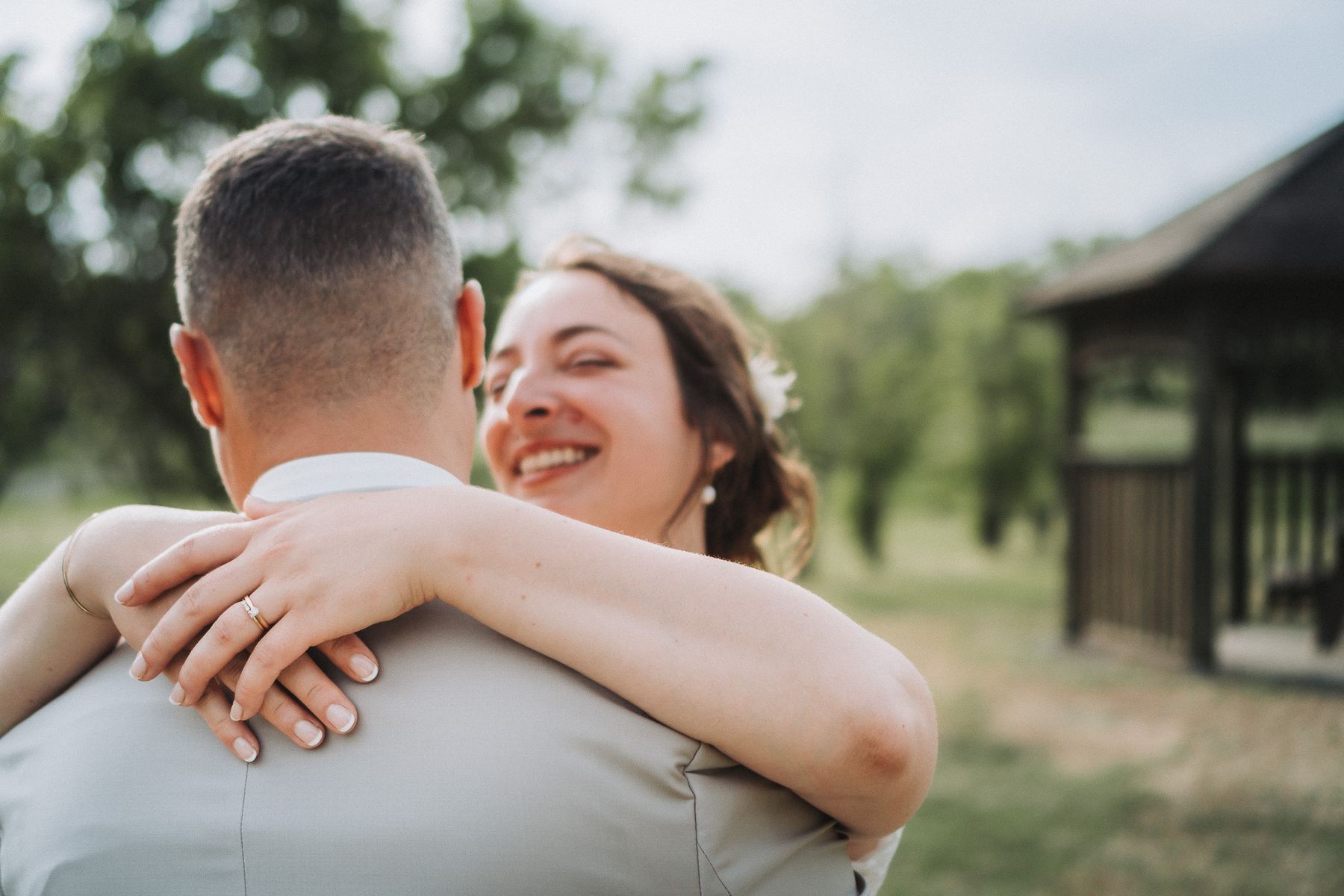 La mariée enlace le marié, le visage rayonnant
