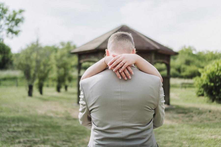 Le marié de dos, enlacé par la mariée