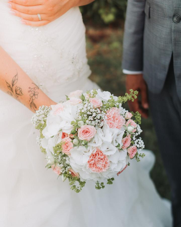Détail du bouquet de la mariée et du tatouage sur son bras