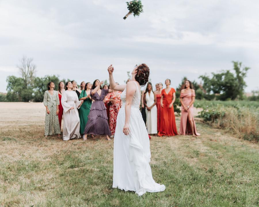 La mariée lance son bouquet devant ses amies
