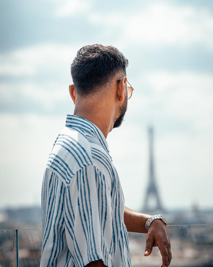 Homme de profil devant la tour Eiffel