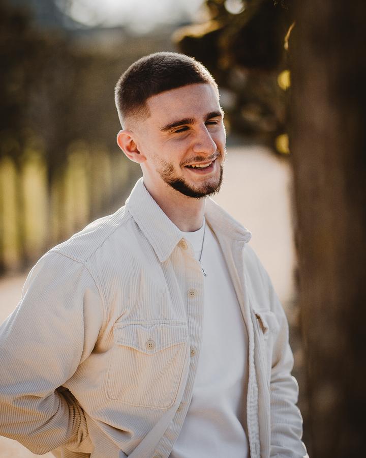 Portrait souriant d'un jeune homme en veste claire